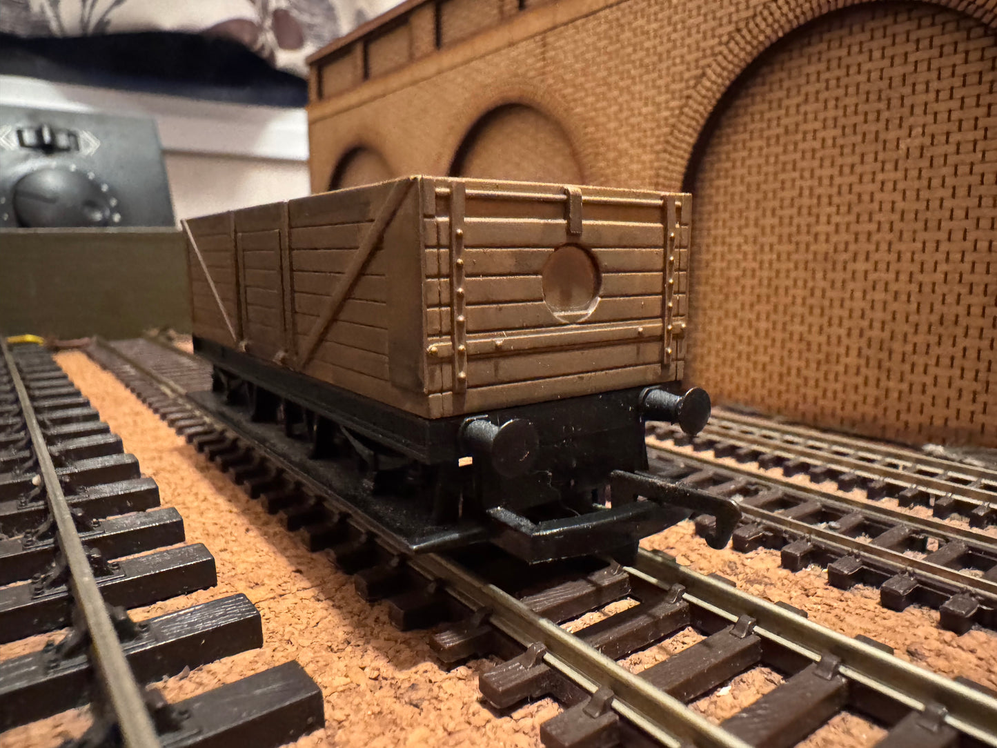 Hornby R1085 (OO) Long Wheel Base Severn Plank Wagon. Un-numbered / Repainted