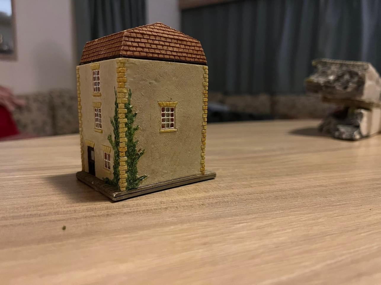 Willow Hall, N Gauge, Antique shop.