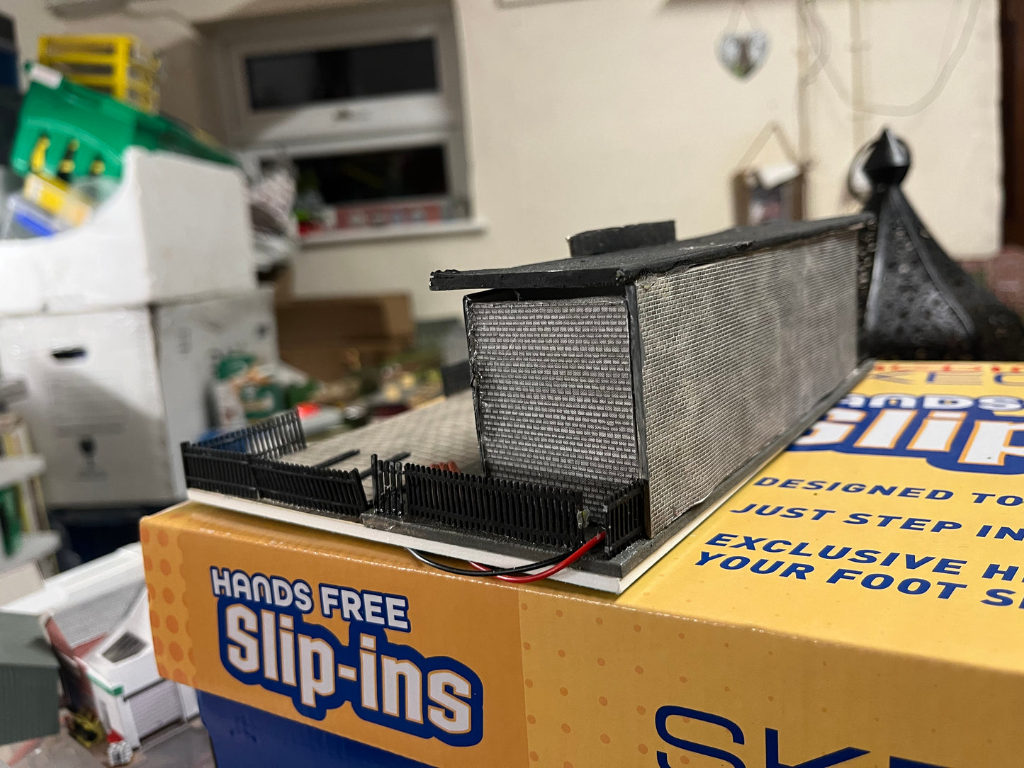 Manufacturer unknown (N gauge) Hardware store and car park with lights