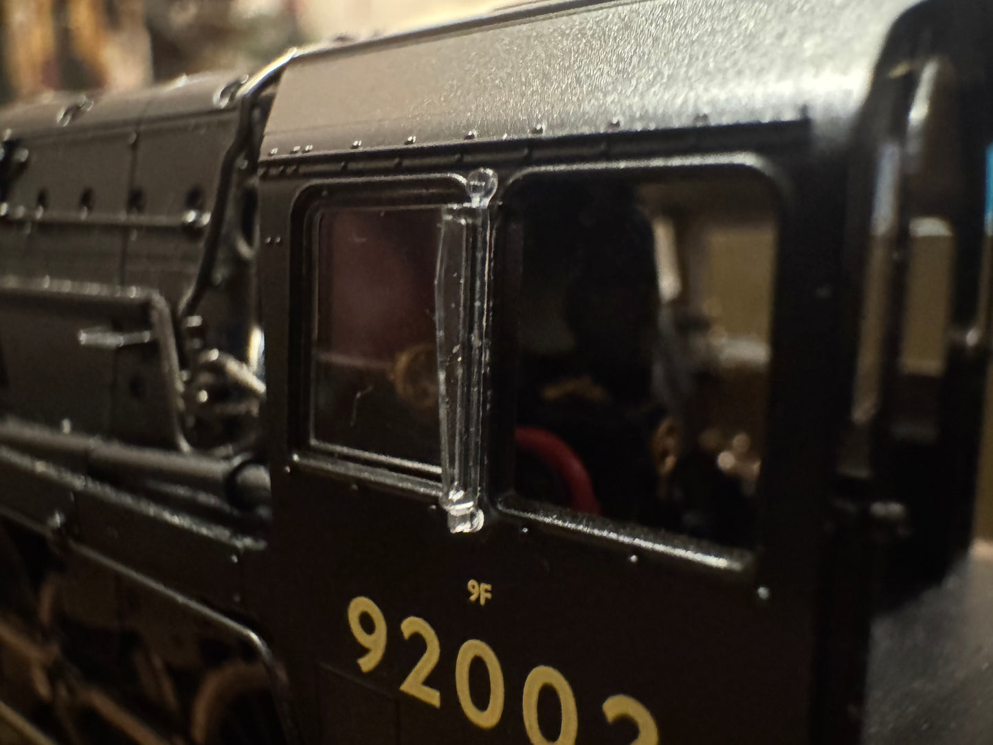 Hornby R30132 (OO) British Railways Standard 9F, No.92002 in BR Unlined Black & Early Crest. DCC Ready. (Shed Allocation, 86A Ebbw Junction)
