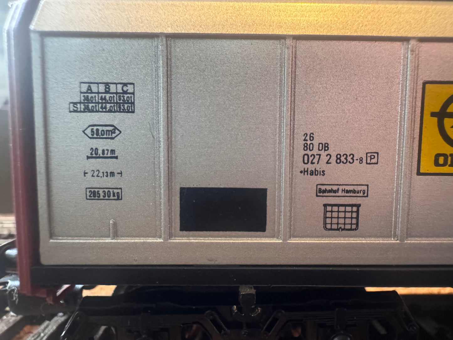 Electrotren 5511 (HO) Deutsche Bahn Sliding Door Van No.027 2 833 in Opel / General Motors livery.