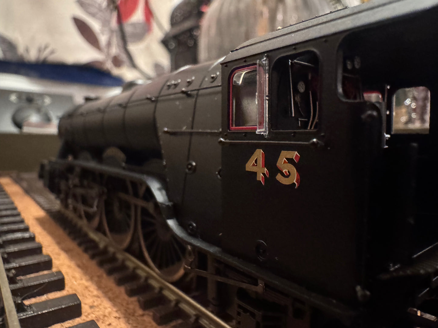 Hornby R30087 (OO) London North Eastern Railway A3 No.45 “Lemberg” in Post War LNER unlined black with Great Northern Railway Tender DCC Ready.
