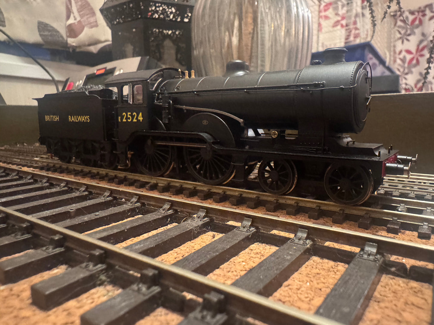 Hornby R3235 (OO) EX GER / LNER D16 ’Super Claud’ No.E2524 in LNER / British Railways change over unlined Black. DCC Ready.