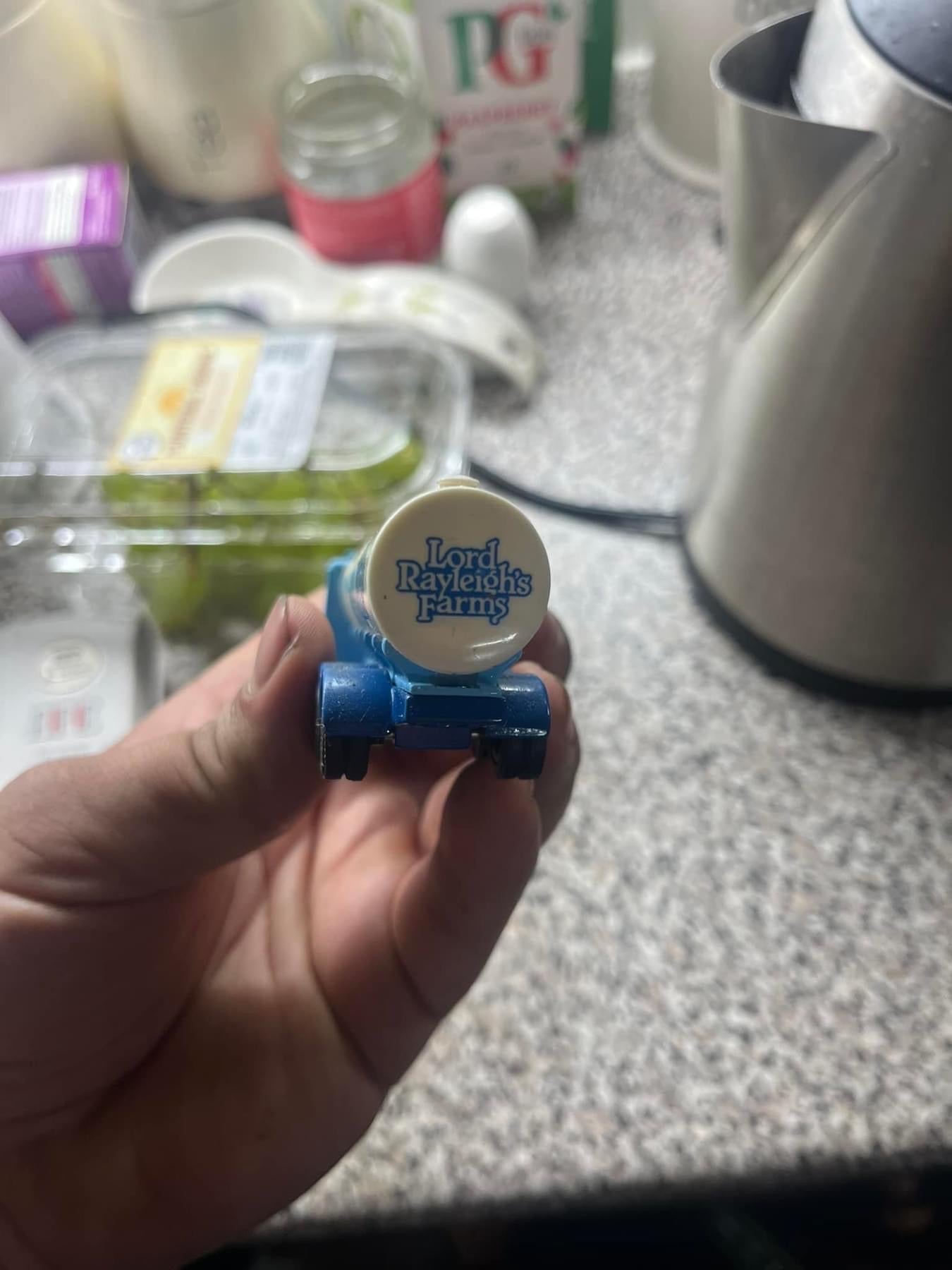 EFE E10902 (OO/1:76) Mammoth Milk Tanker in Lord Rayleigh’s Farm livery