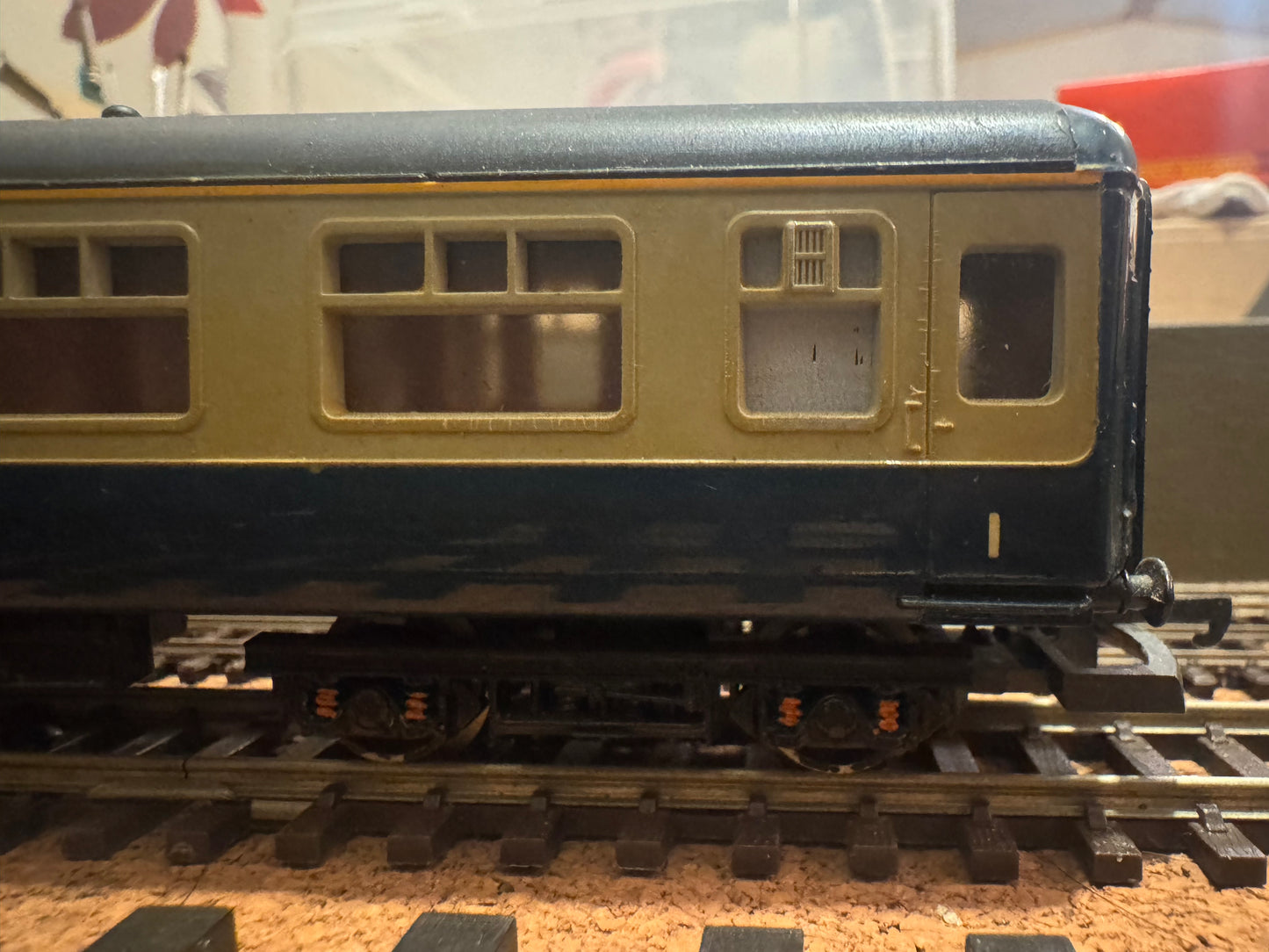 Lima 305301 (OO) British Rail, MK2B Corridor First in BR Intercity Blue Grey. (No Running Number) Gloss Finish
