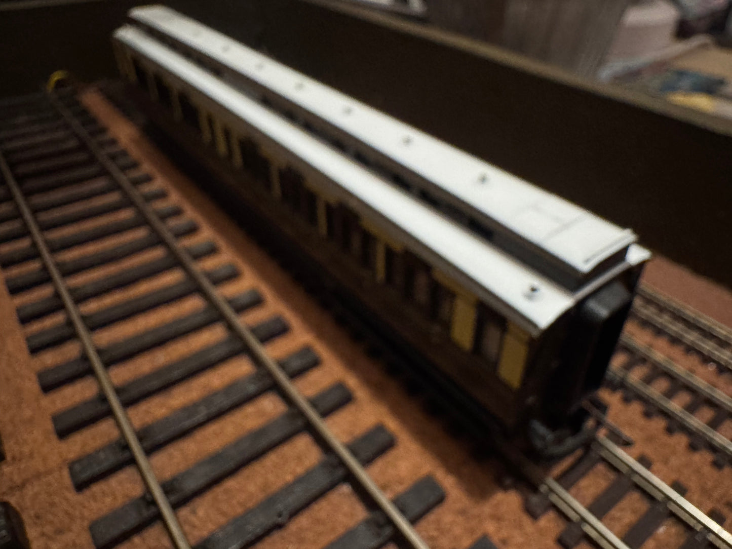 Hornby R.122 (OO) Great Western Railway ‘Dean’ Clerestory Composite Coach, in GWR 1880 - 1908 Chocolate & Cream with Gold Lining