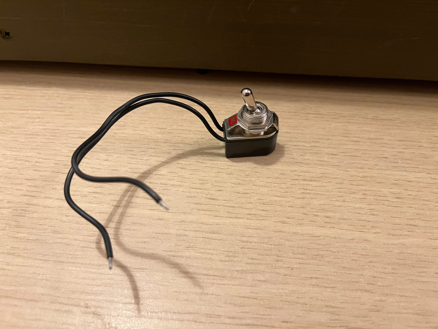 Taiss (All Scales). Latching Toggle Switch and Wire, pack of 2.