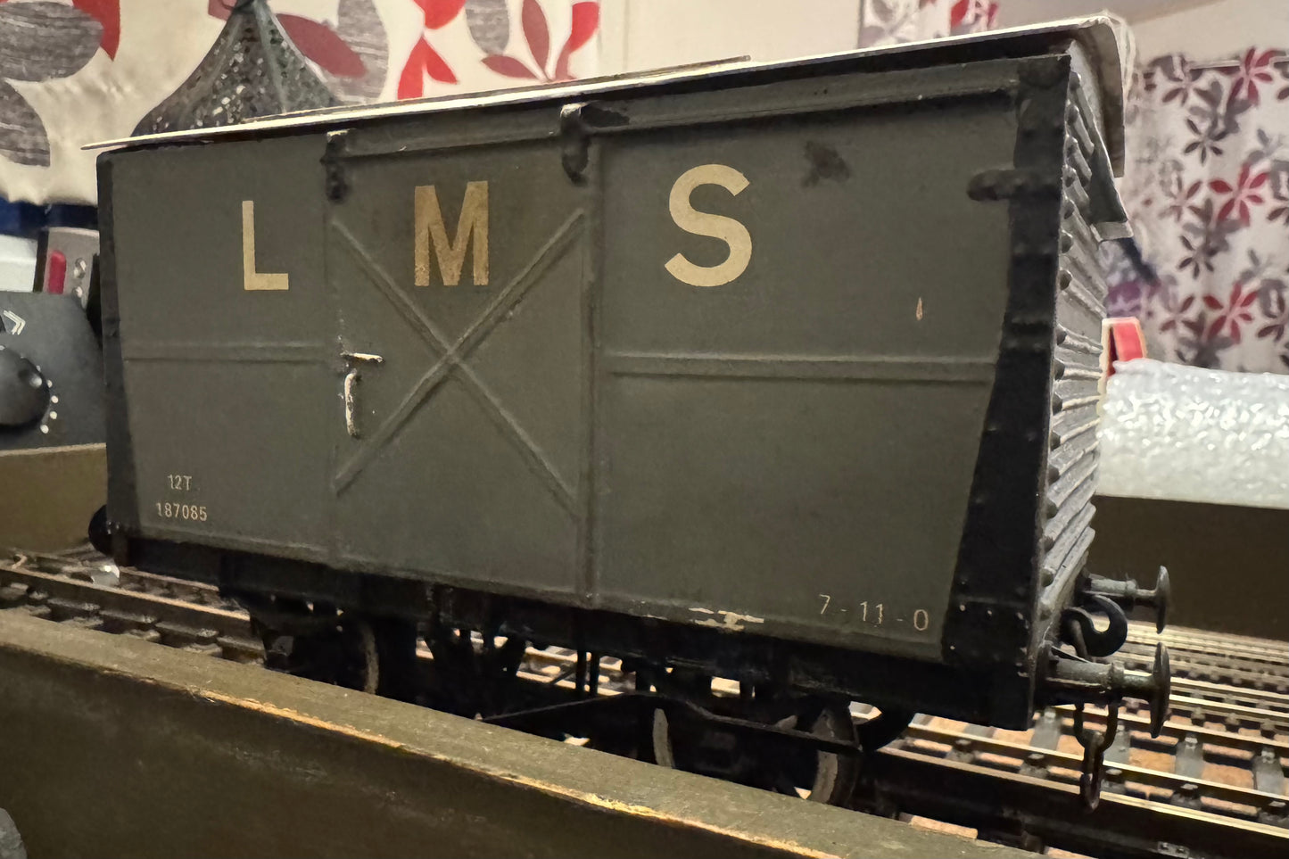 Tenmille (Gauge 1) London Midland & Scottish Railway 12 Ton Slide Door Ventilated Van, No.187085 in LMS Grey.