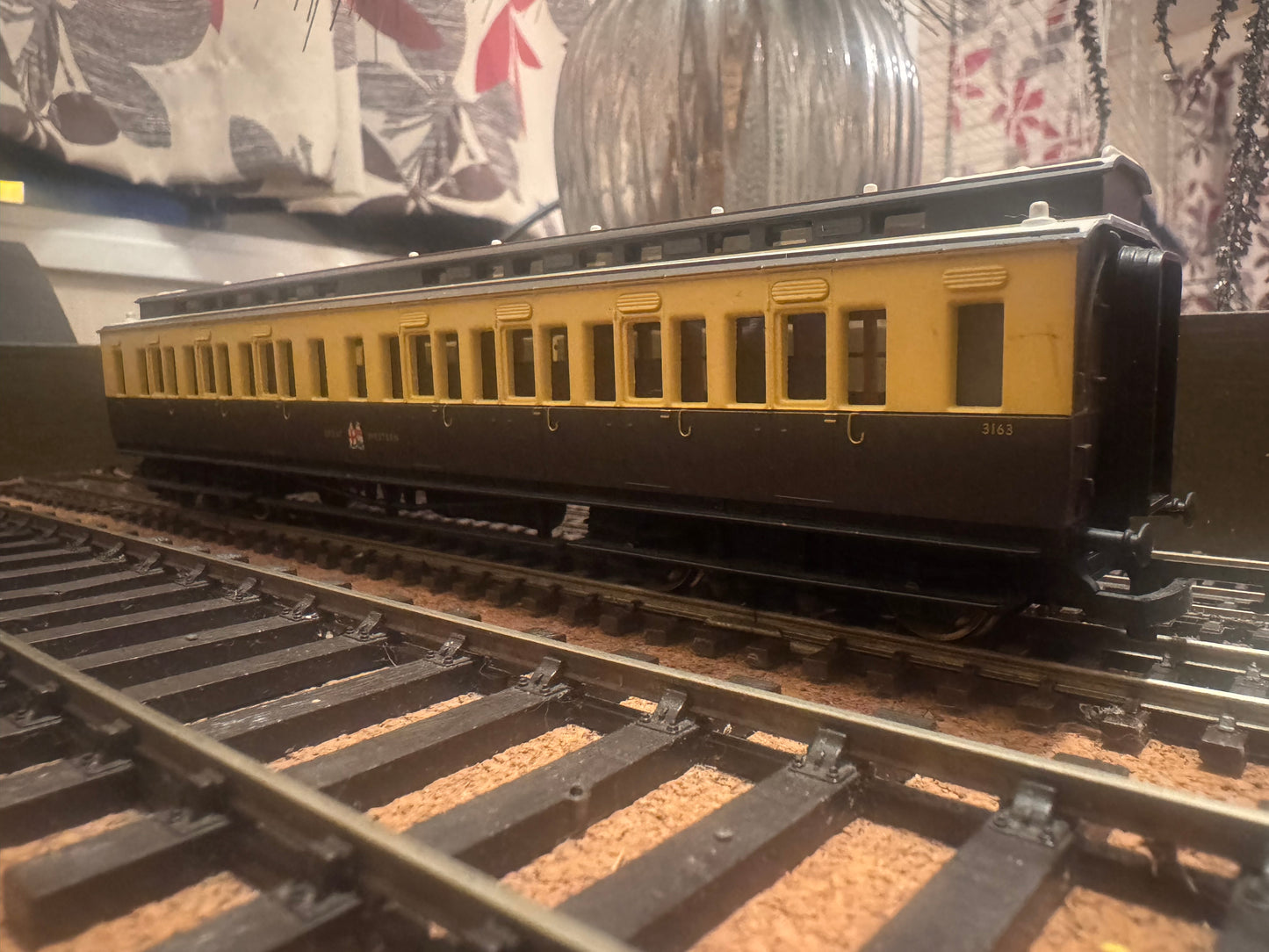 Hornby R4222A (OO) Great Western Railway ‘Dean’ Clerestory 3rd, No.3163 in GWR 1927-1934 Chocolate and Cream livery.