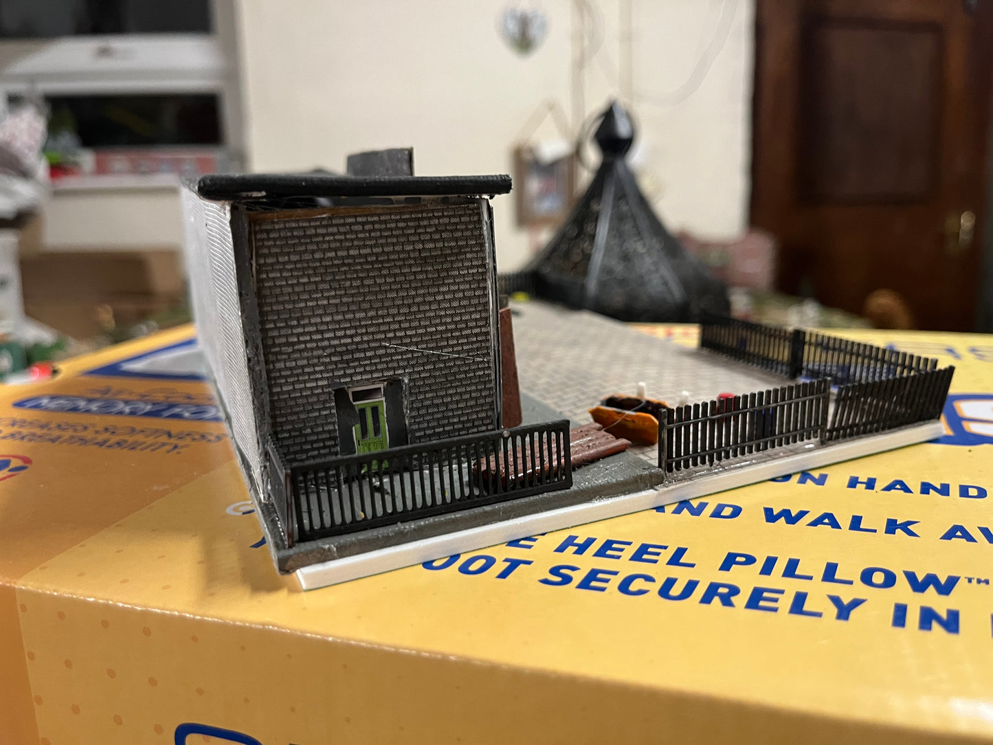 Manufacturer unknown (N gauge) Hardware store and car park with lights