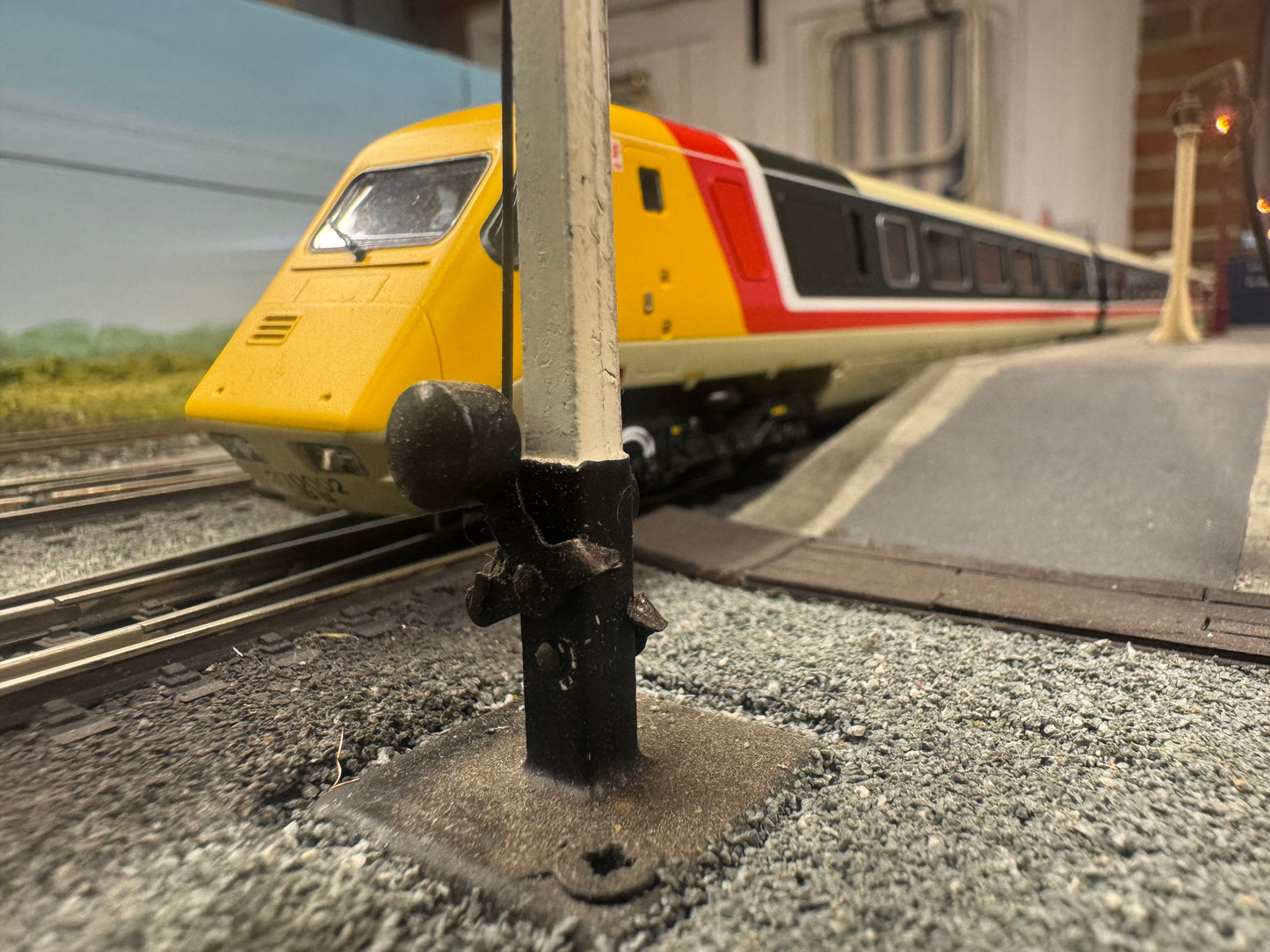 Hornby 30104 (OO) British Rail Class 370, Advanced Passenger Train No.370002 in BR Intercity livery, 5 car set. DCC Ready