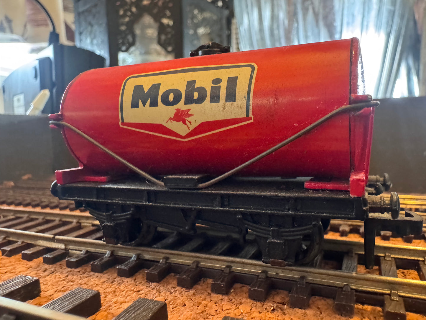 Hornby Dublo 4677 (OO) Mobil 16T Tank Wagon.