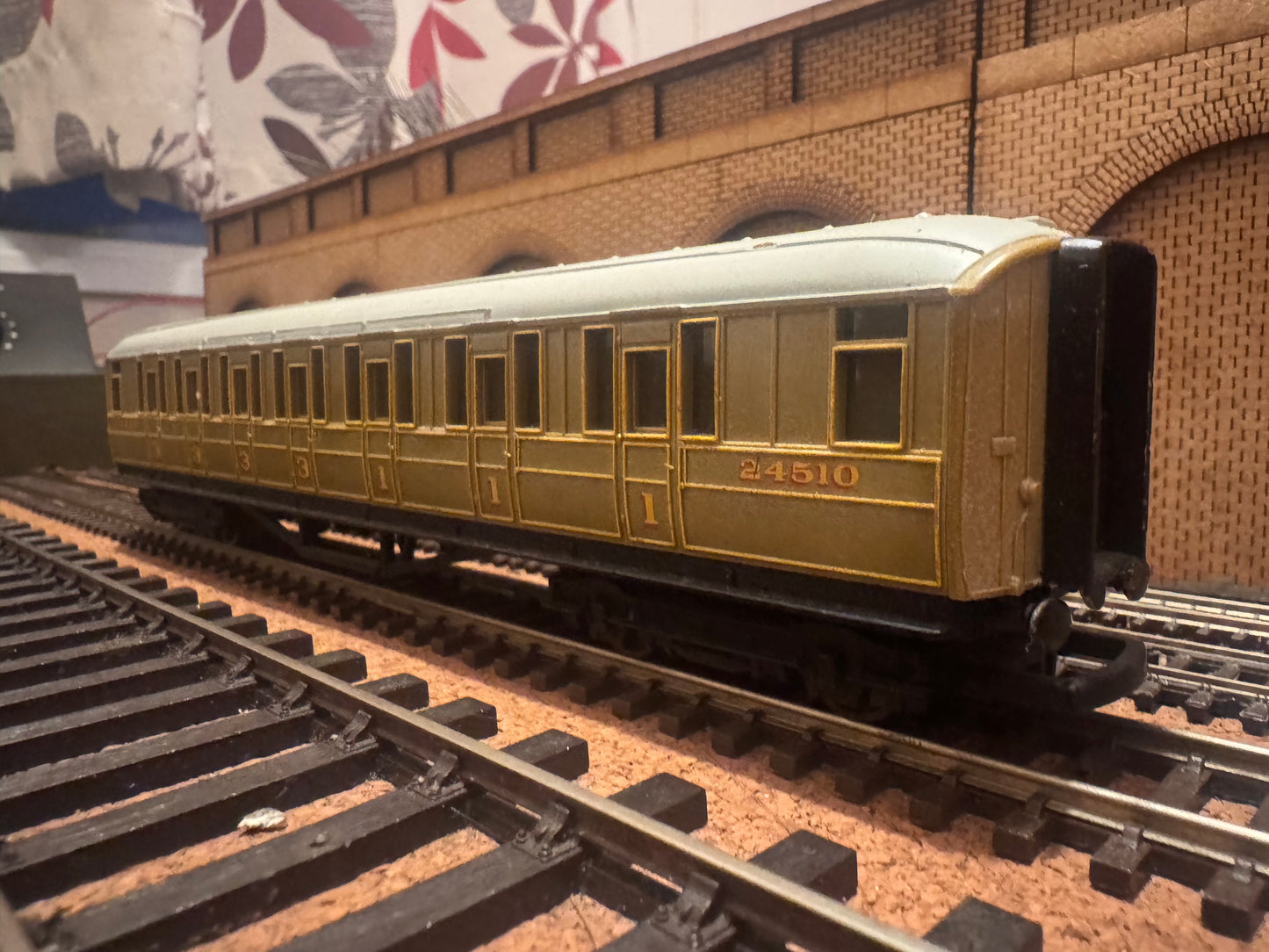 Hornby R1129 (OO) London North Eastern Railway ‘Gresley’ Corridor Composite Coach No.24510
