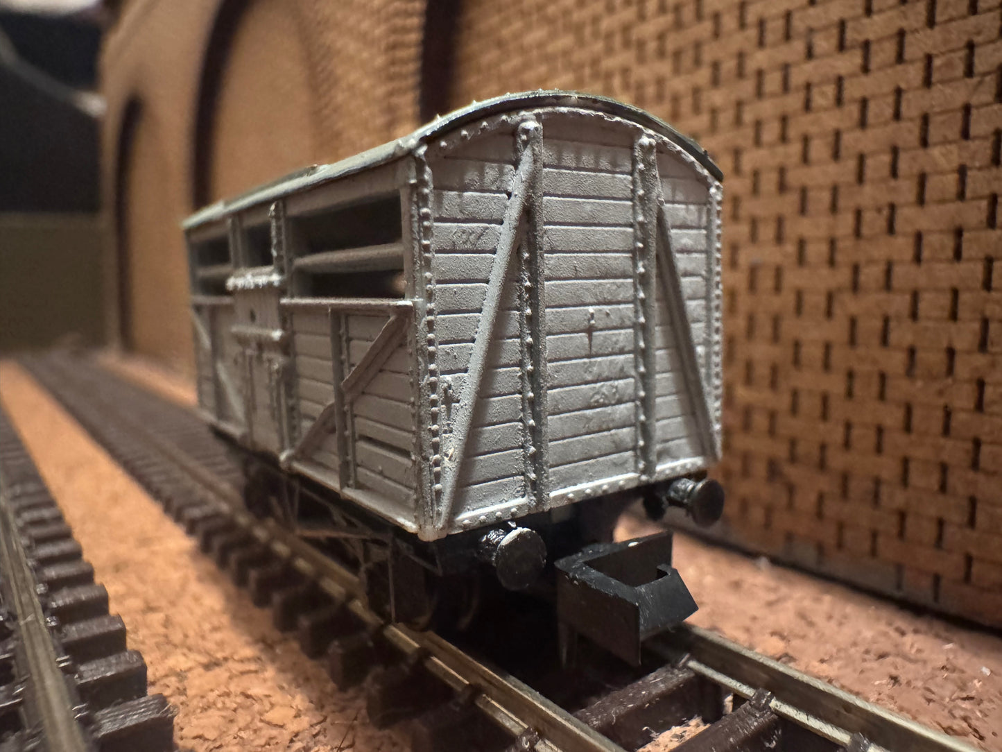 Peco KNR-45 (N Gauge) Cattle Wagon in Unbranded Grey