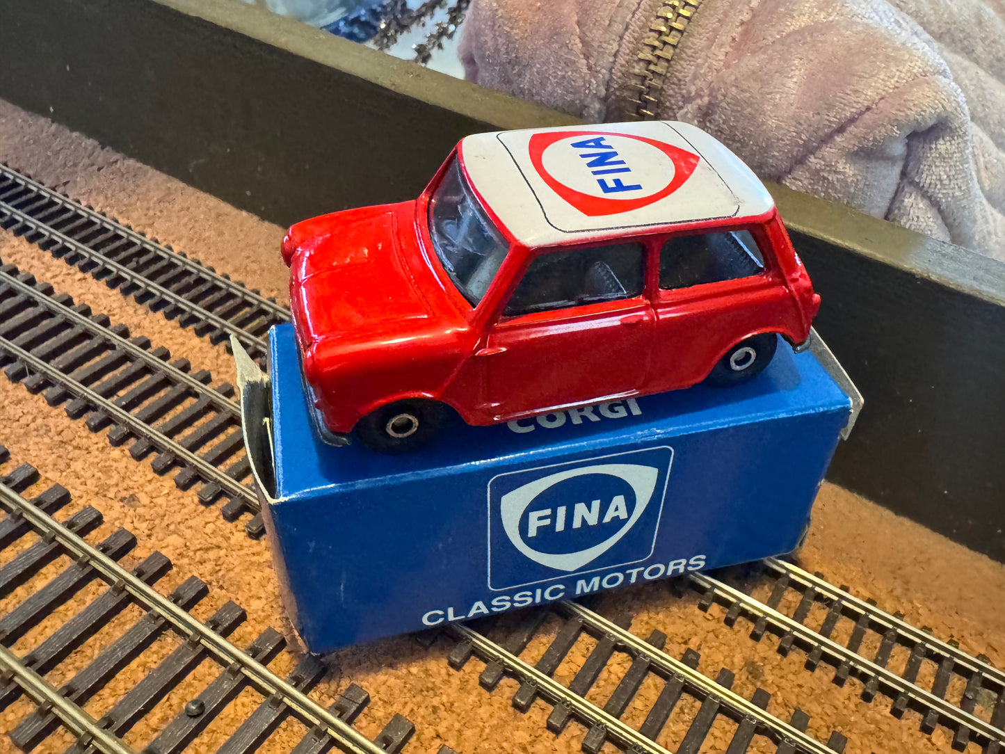Corgi / FINA (O / 1:43) Austin Mini with FINA branding.