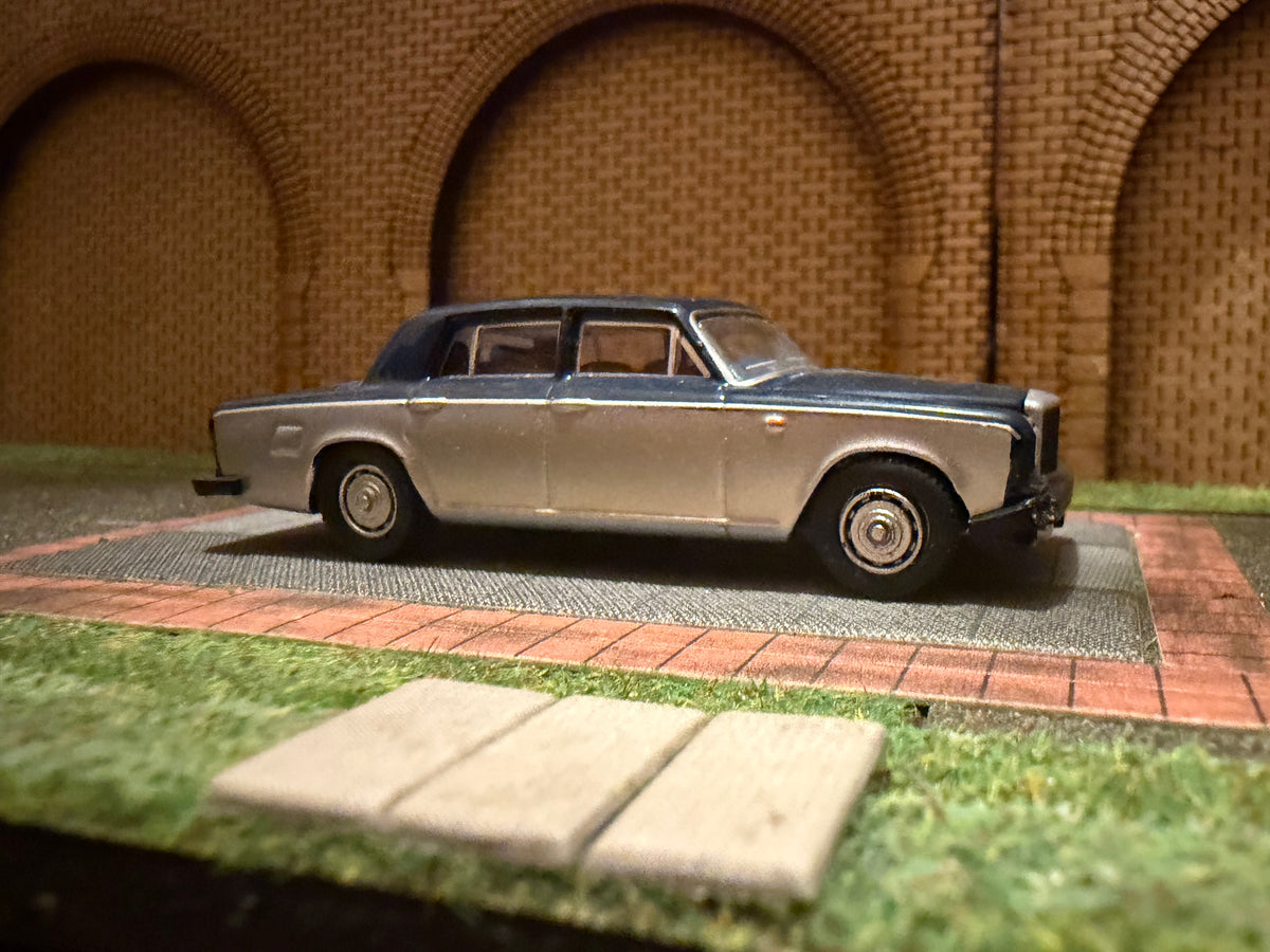 Oxford Diecast 76BT2004 (1:76 / OO) Bentley T2 in two tone blue and silver