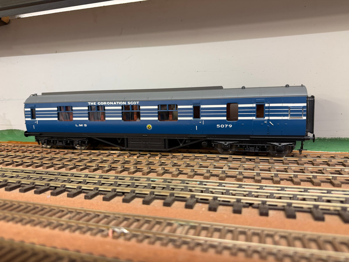 MTH 22-60058 (O Gauge) London Midland & Scottish Railway, ‘Stanier’ Corridor Brake First No.5079 in LMS Coronation Scot Livery
