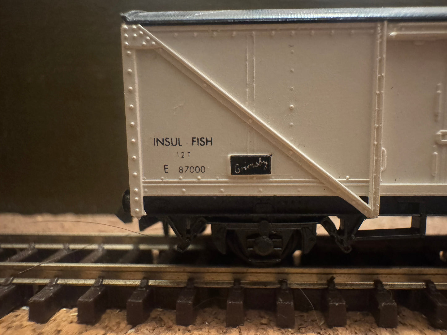 Peco NR-6B (N Gauge) British Railways, 12ton Insulated Fish Van No.E87000 in BR White.