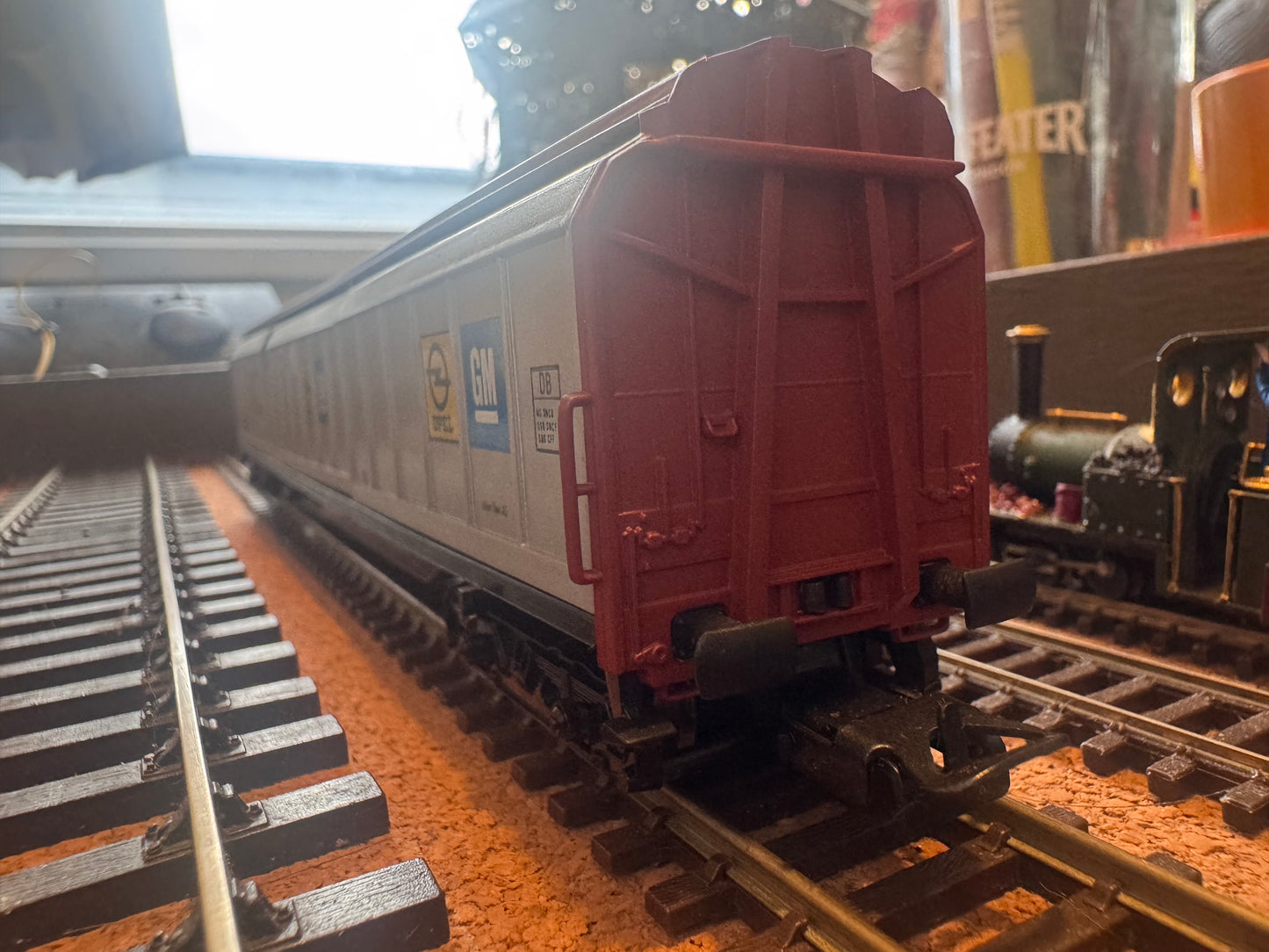 Electrotren 5511 (HO) Deutsche Bahn Sliding Door Van No.027 2 833 in Opel / General Motors livery.