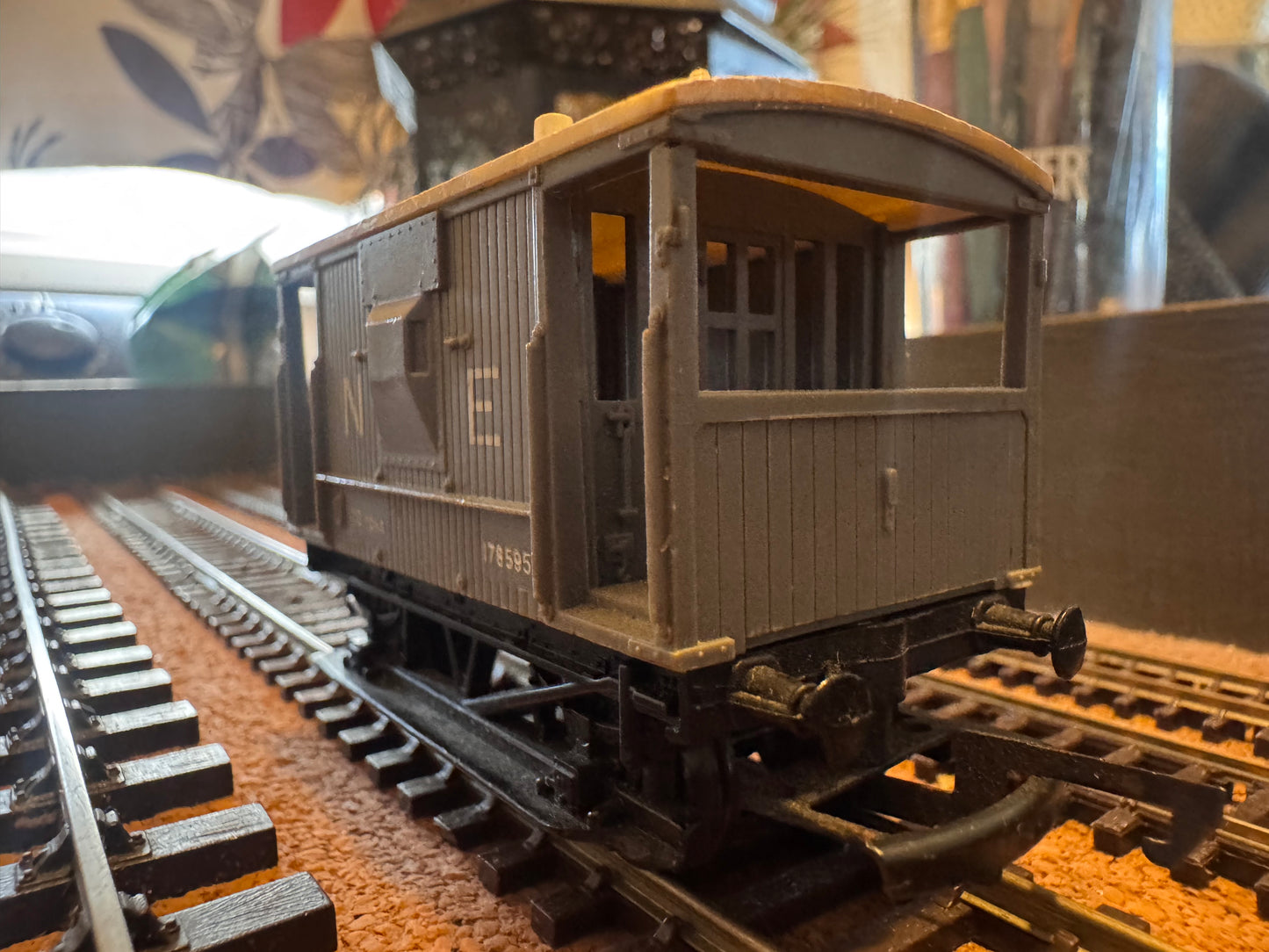 Hornby R.215 (OO) LNER 20T Brake Van No.178595 in NE Post War Grey.