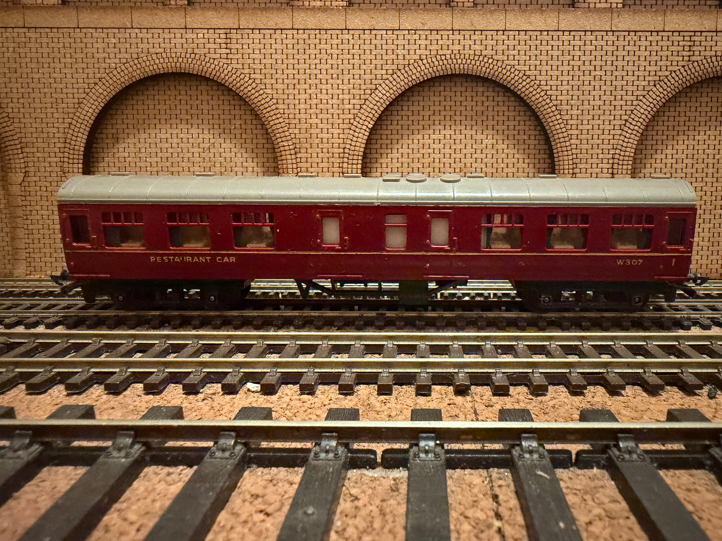Tri-ang T.84 (TT) British Railways MK1 Restaurant Car No.W307 in BR Crimson