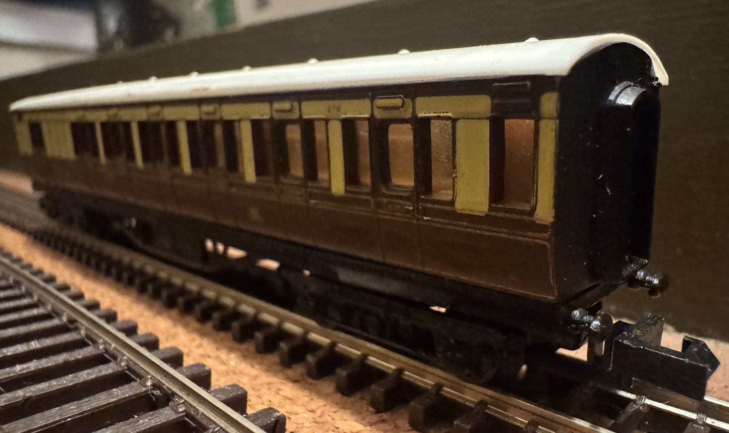 Graham Farish No. 0614 (N Gauge) Great Western Railway, 57ft Composite Brake Suburban No.276 in GWR Chocolate & Cream.