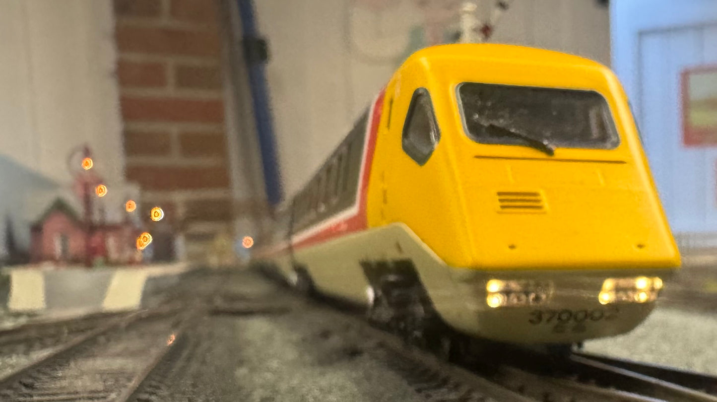 Hornby 30104 (OO) British Rail Class 370, Advanced Passenger Train No.370002 in BR Intercity livery, 5 car set. DCC Ready