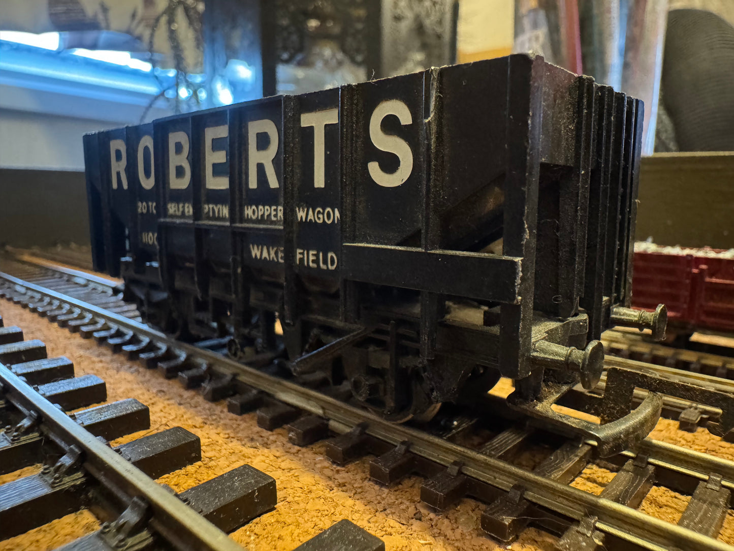 Hornby R103 (OO) 35T Hopper Wagon No.1100 in Roberts of Wakefield livery