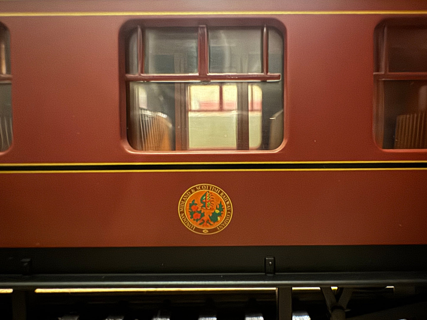 Hornby Railroad R4388 (OO) London Midland & Scottish Railway, ‘Stanier’ Corridor Composite No.4183 in LMS Lined Crimson