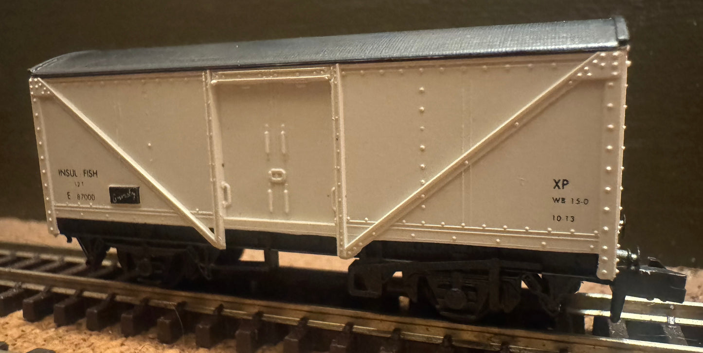 Peco NR-6B (N Gauge) British Railways, 12ton Insulated Fish Van No.E87000 in BR White.