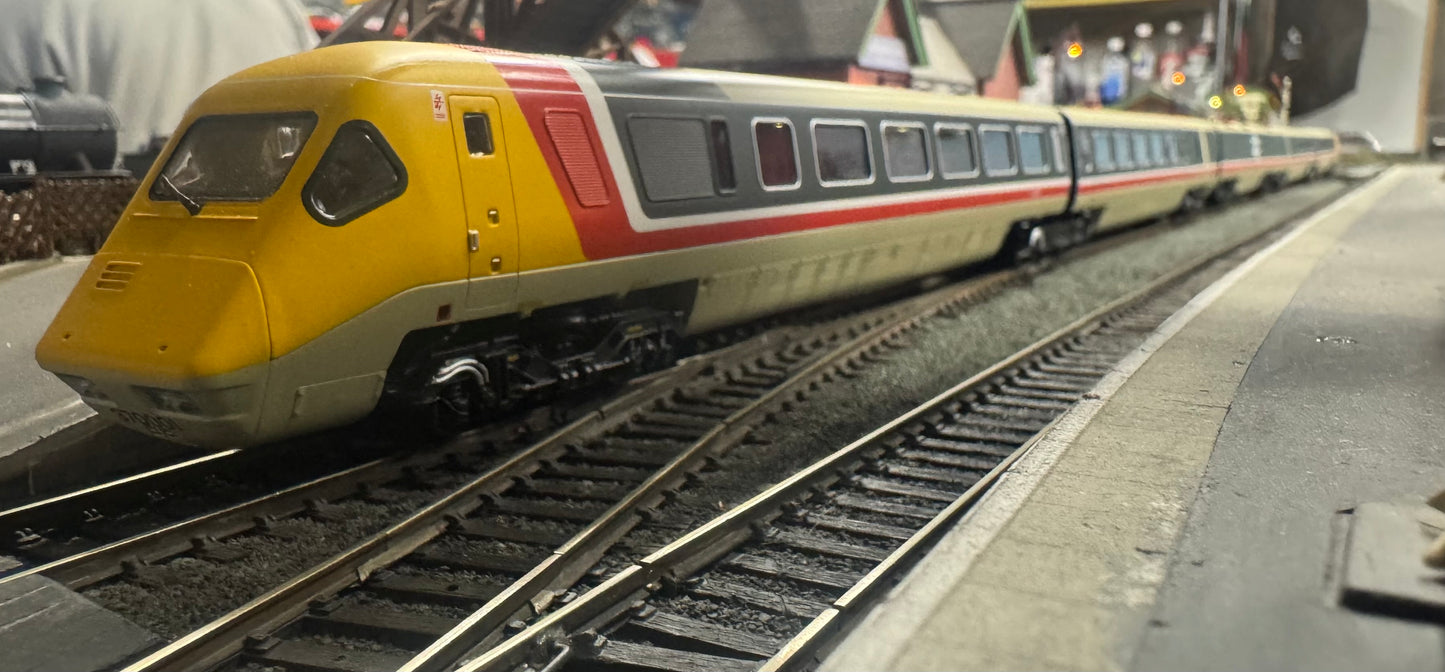 Hornby 30104 (OO) British Rail Class 370, Advanced Passenger Train No.370002 in BR Intercity livery, 5 car set. DCC Ready