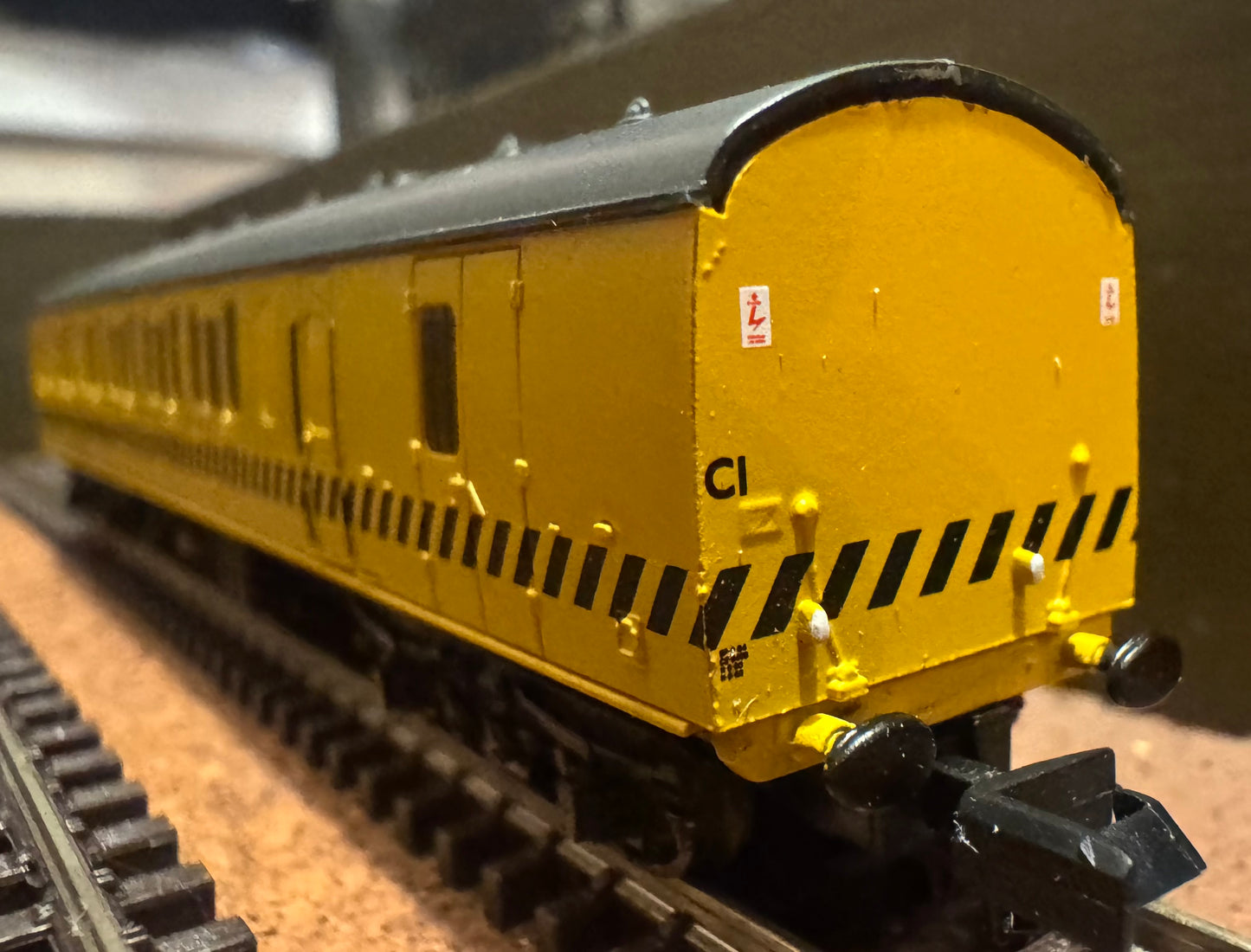 Graham Farish 374-314 (N Gauge) British Railways 57ft MK1 Suburban, Brake Second No.ADB963952 In British Rail Departmental Yellow and Black