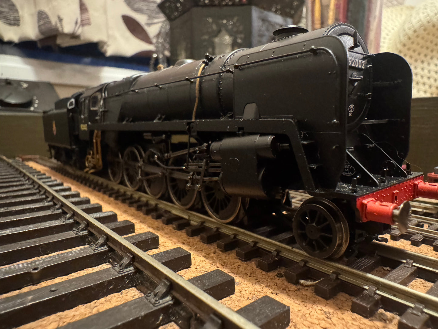 Hornby R30132 (OO) British Railways Standard 9F, No.92002 in BR Unlined Black & Early Crest. DCC Ready. (Shed Allocation, 86A Ebbw Junction)