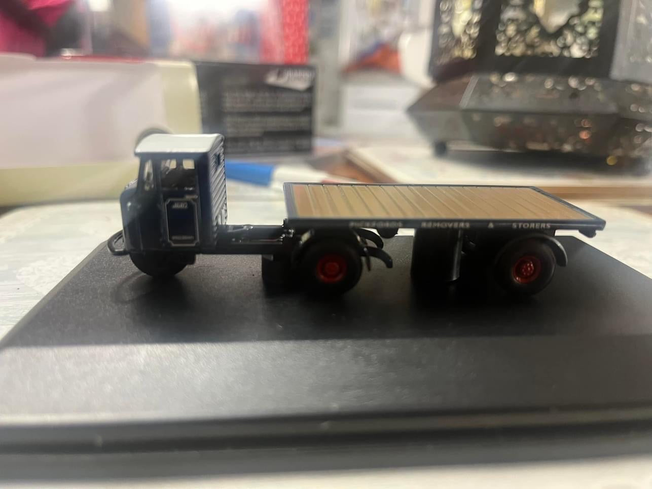 Oxford Dicast, Pickfords Haulage, Scammell ‘Mechanical Horse’ and trailer, 1 in 76 Scale