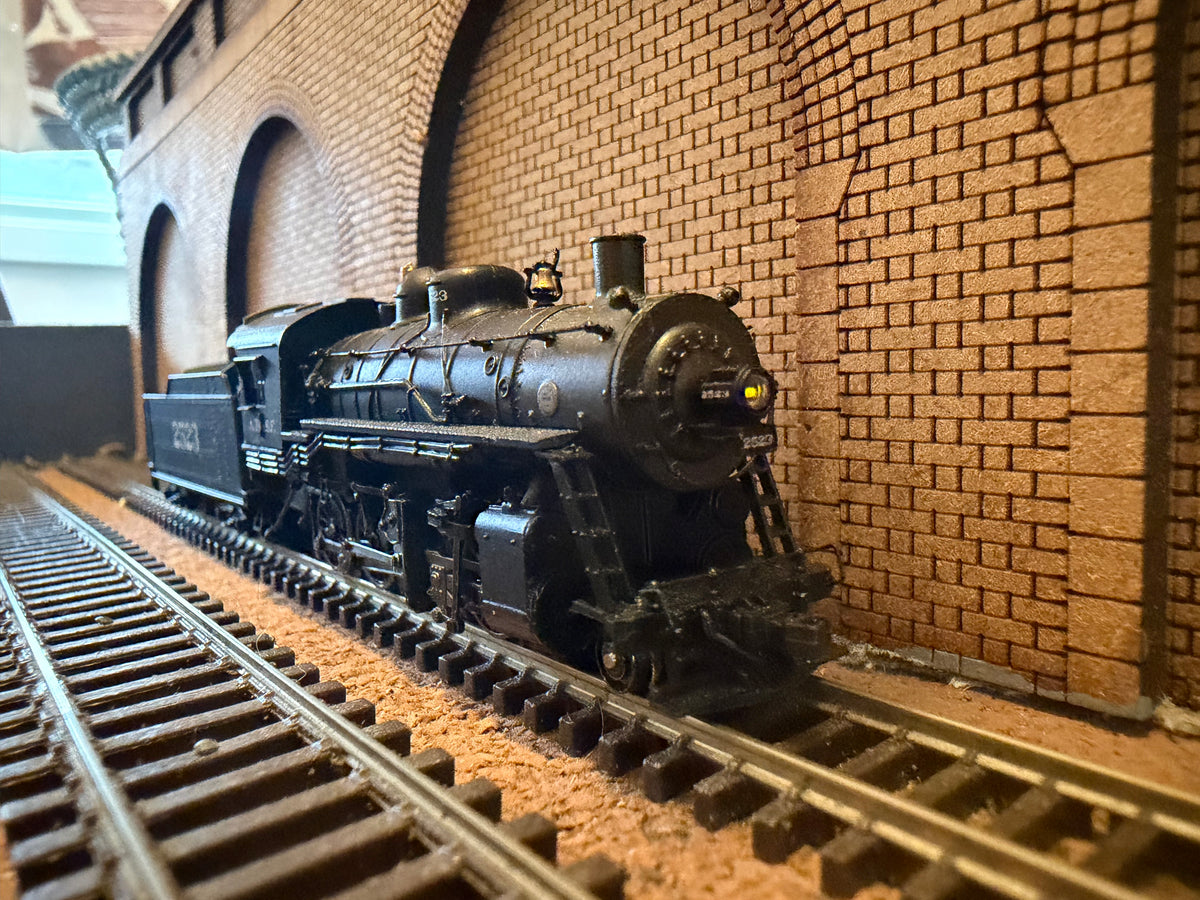 Bachmann Spectrum 81505 (N Scale) Baldwin 2-8-0 Consolidation No.2523 with medium tender in Atchison, Topeka and Santa Fe Railway Livery. DCC Ready
