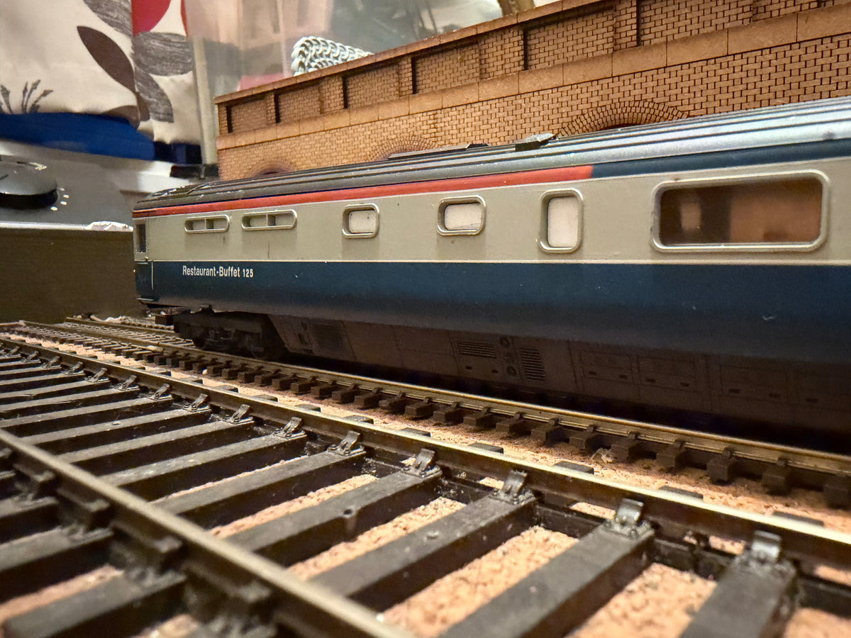 Lima L305163 (OO) British Rail MK3 Restaurant-Buffet No.42258 in BR Intercity 125 Livery