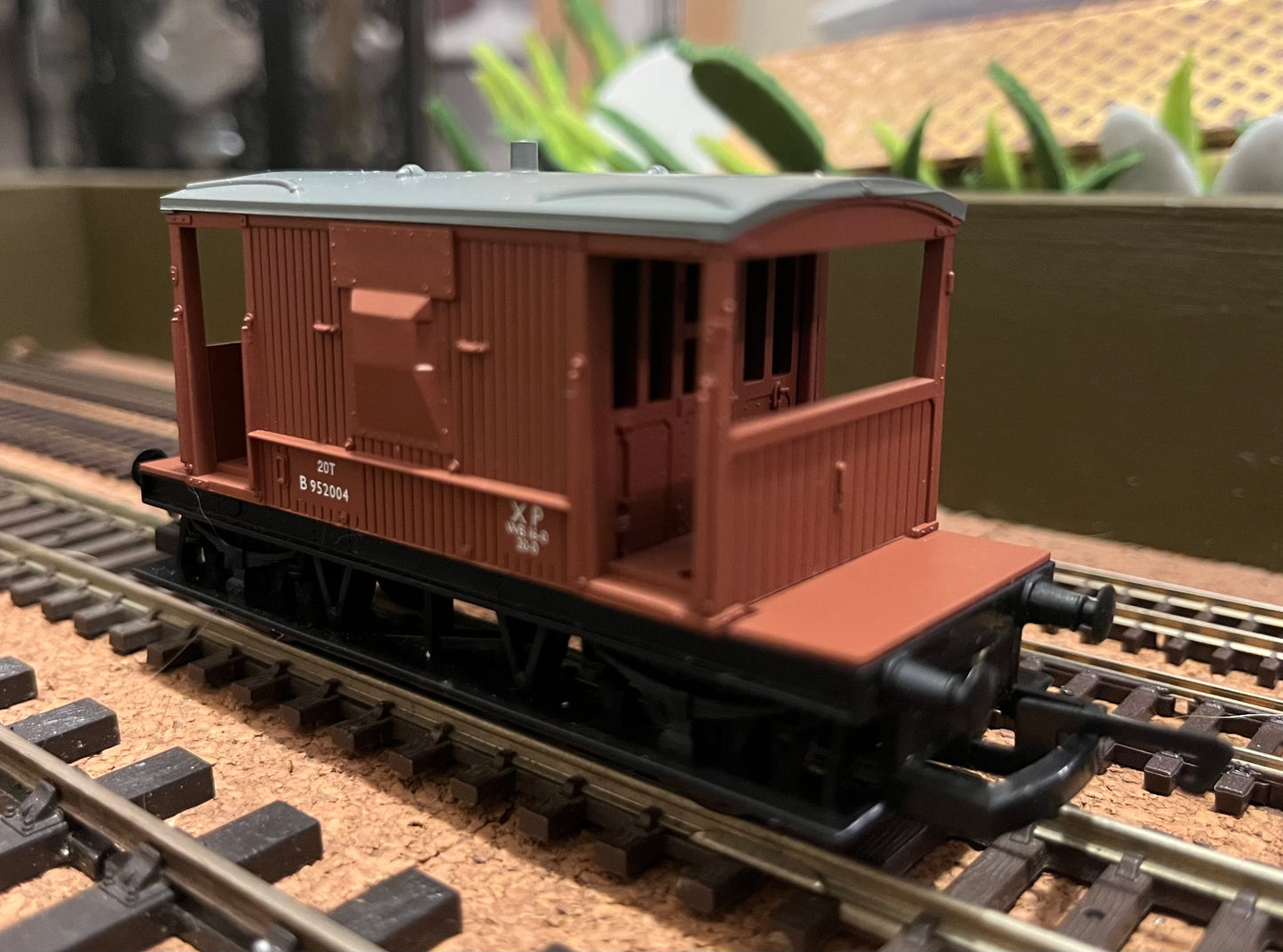 Hornby Railroad (OO) British Railways 20 Brake Van, No.B952004 in BR Bauxite