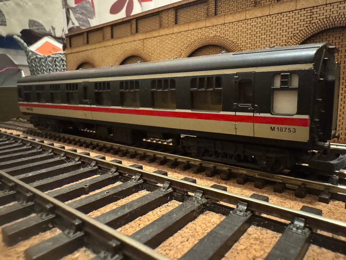 Lima L305326 (OO) British Railways MK1 Corridor Third No.M18753 in British Rail Intercity Executive Livery