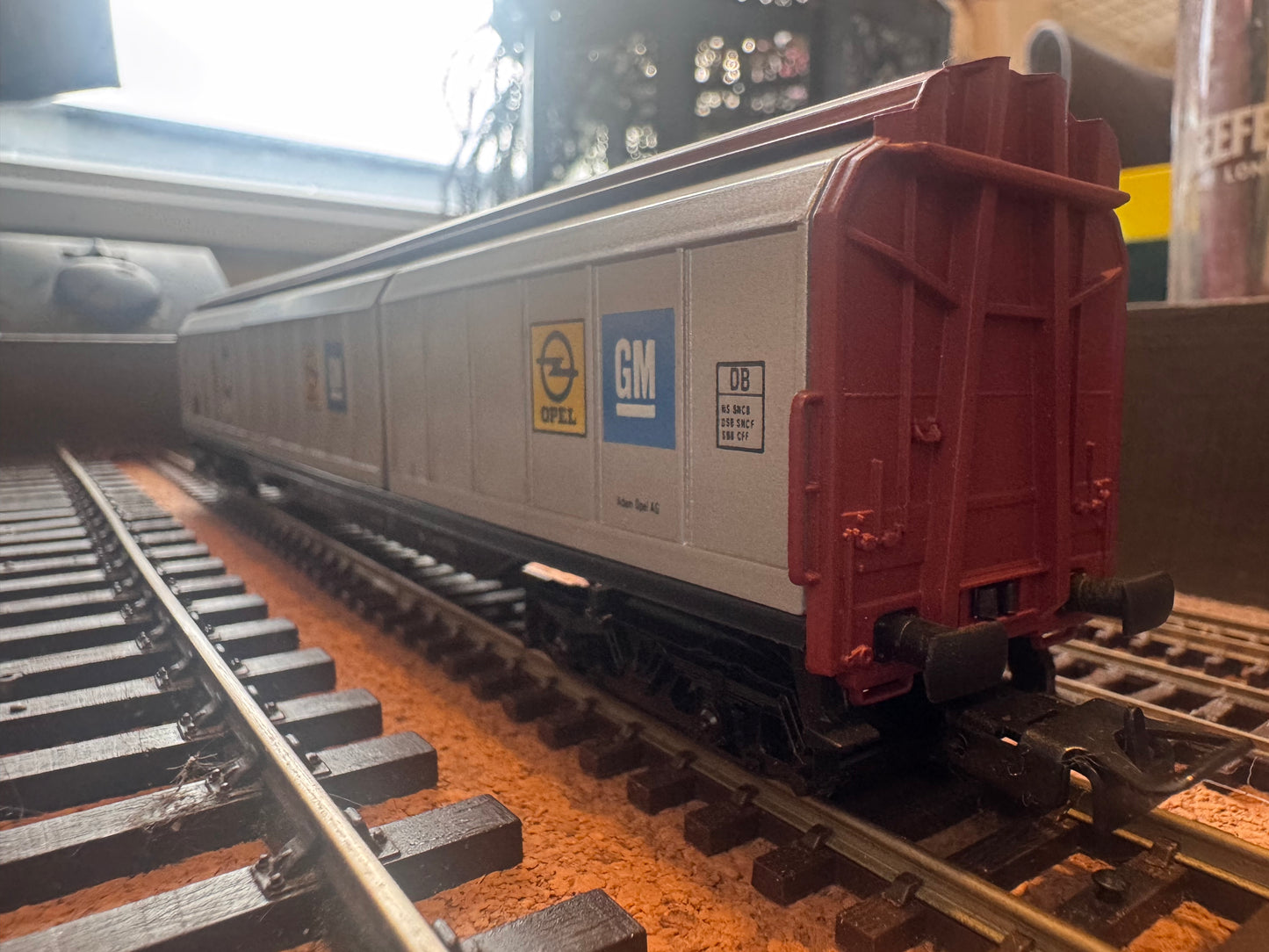 Electrotren 5511 (HO) Deutsche Bahn Sliding Door Van No.027 2 833 in Opel / General Motors livery.
