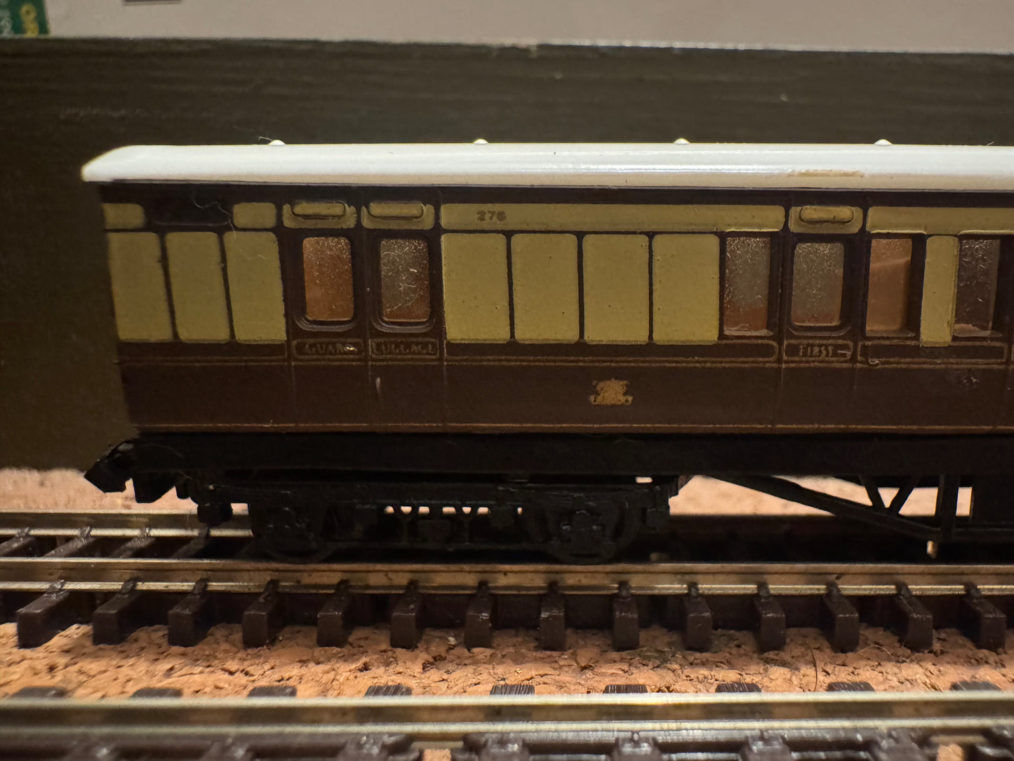 Graham Farish No. 0614 (N Gauge) Great Western Railway, 57ft Composite Brake Suburban No.276 in GWR Chocolate & Cream.