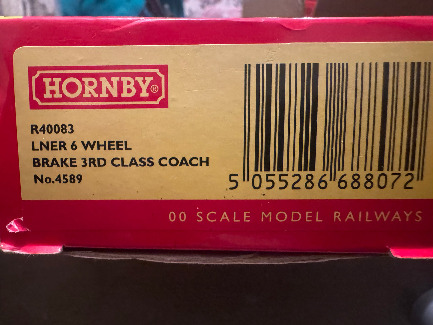 Hornby R40083 (OO) London North Eastern Railway, Six Wheeled Brake Third Class Compartment Brake Coach No.4589 in LNER Varnished Teak.