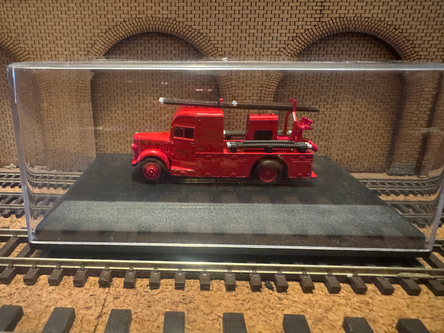 Oxford Diecast 76BHF004 (OO / 1:76) Bedford WLG Heavy Unit, Fire Engine in Bertram Mills Circus Livery