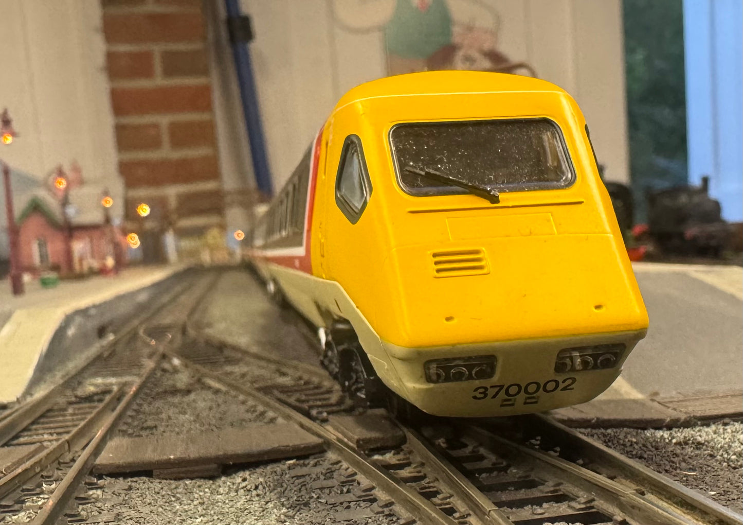 Hornby 30104 (OO) British Rail Class 370, Advanced Passenger Train No.370002 in BR Intercity livery, 5 car set. DCC Ready