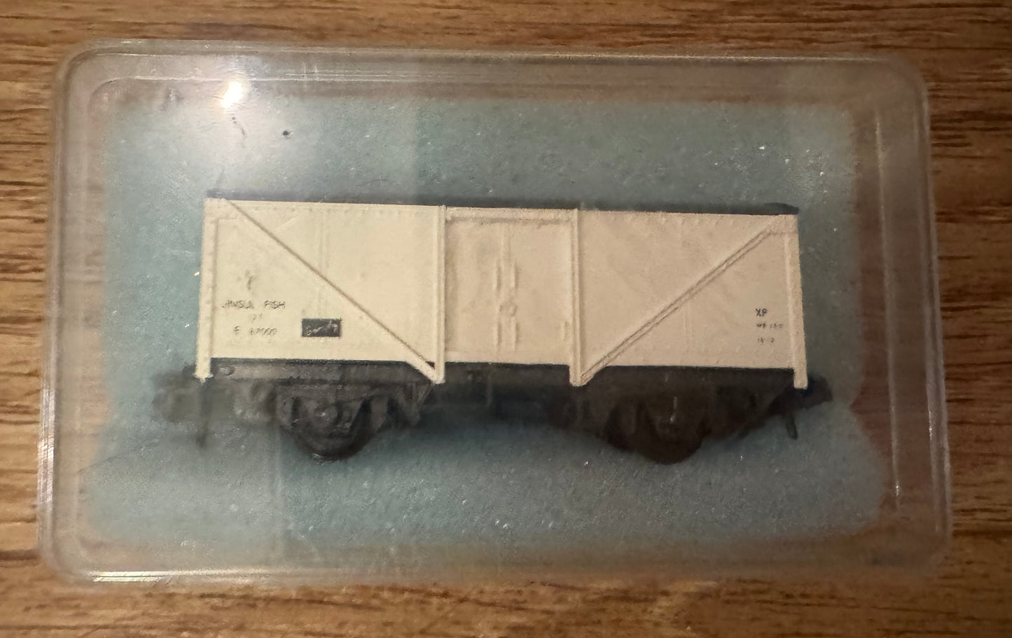 Peco NR-6B (N Gauge) British Railways, 12ton Insulated Fish Van No.E87000 in BR White.