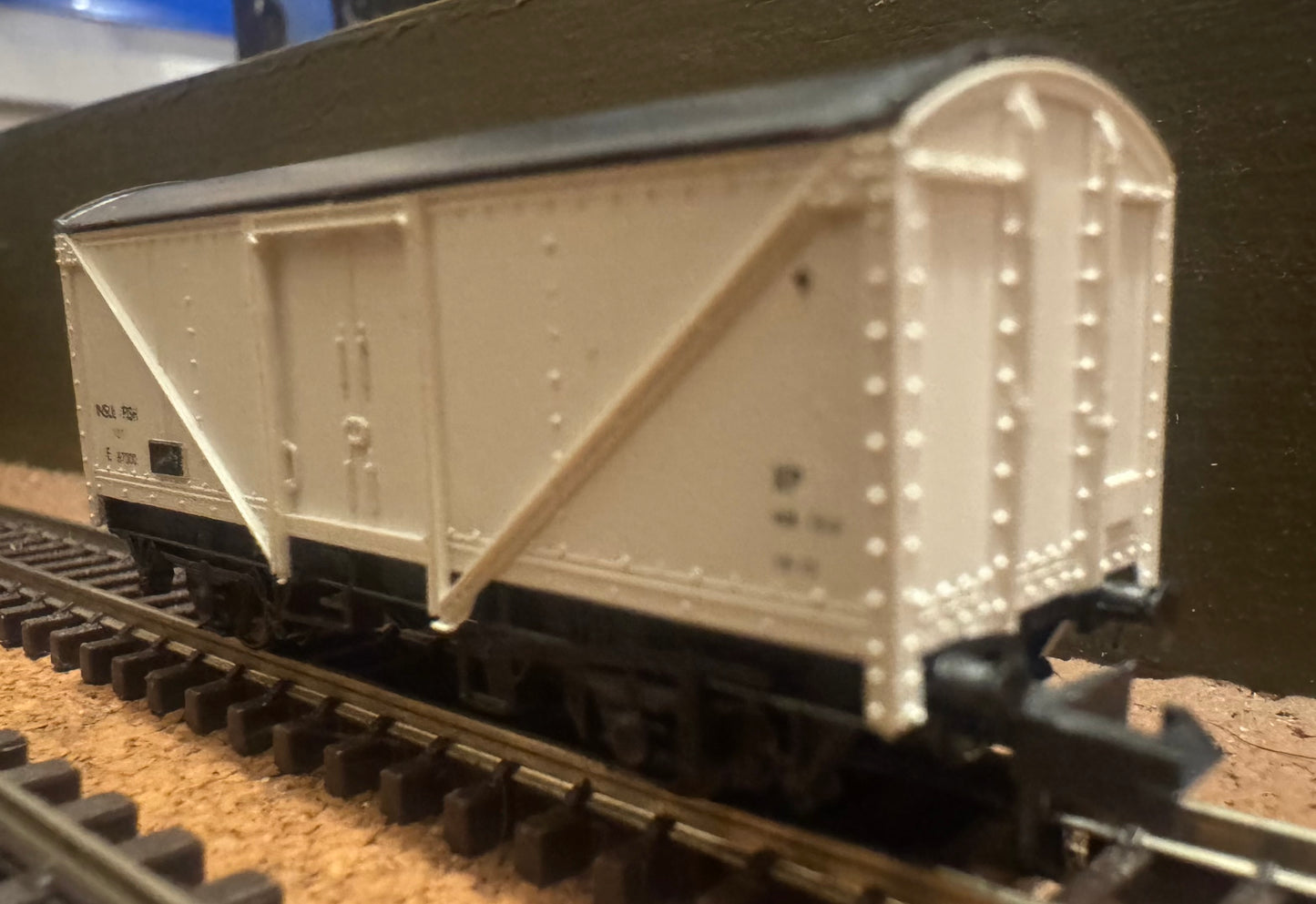 Peco NR-6B (N Gauge) British Railways, 12ton Insulated Fish Van No.E87000 in BR White.