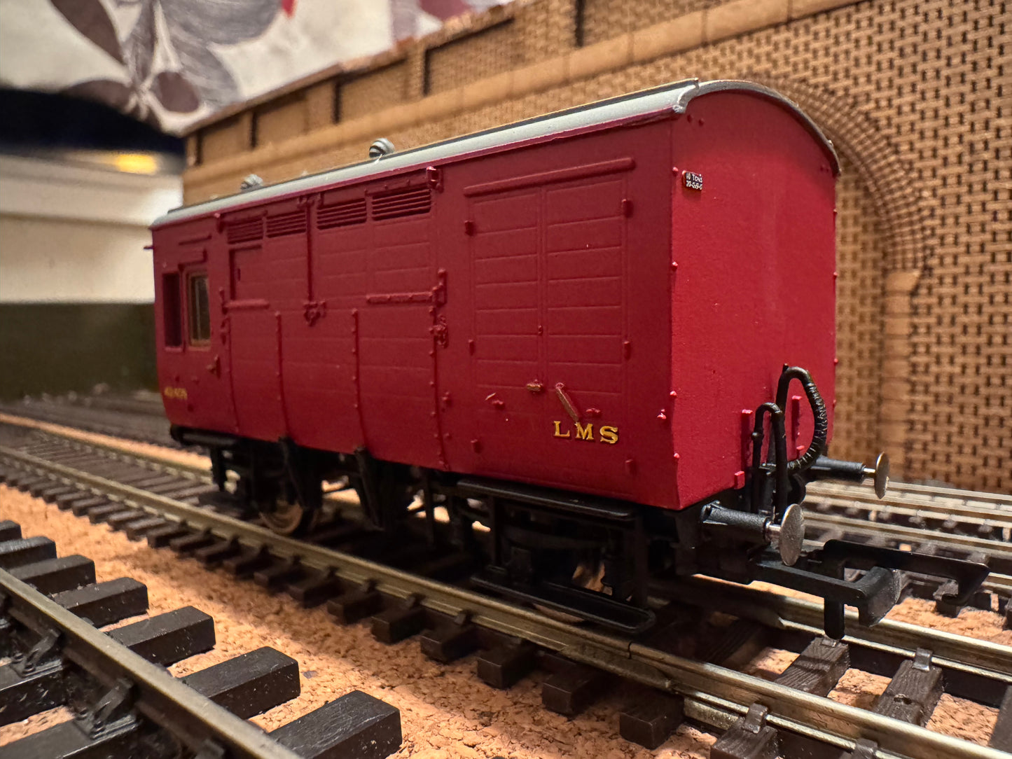 Hornby R6678A (OO) London Midland & Scottish Railway, Horse and Groom Box, No.42409 in LMS Crimson