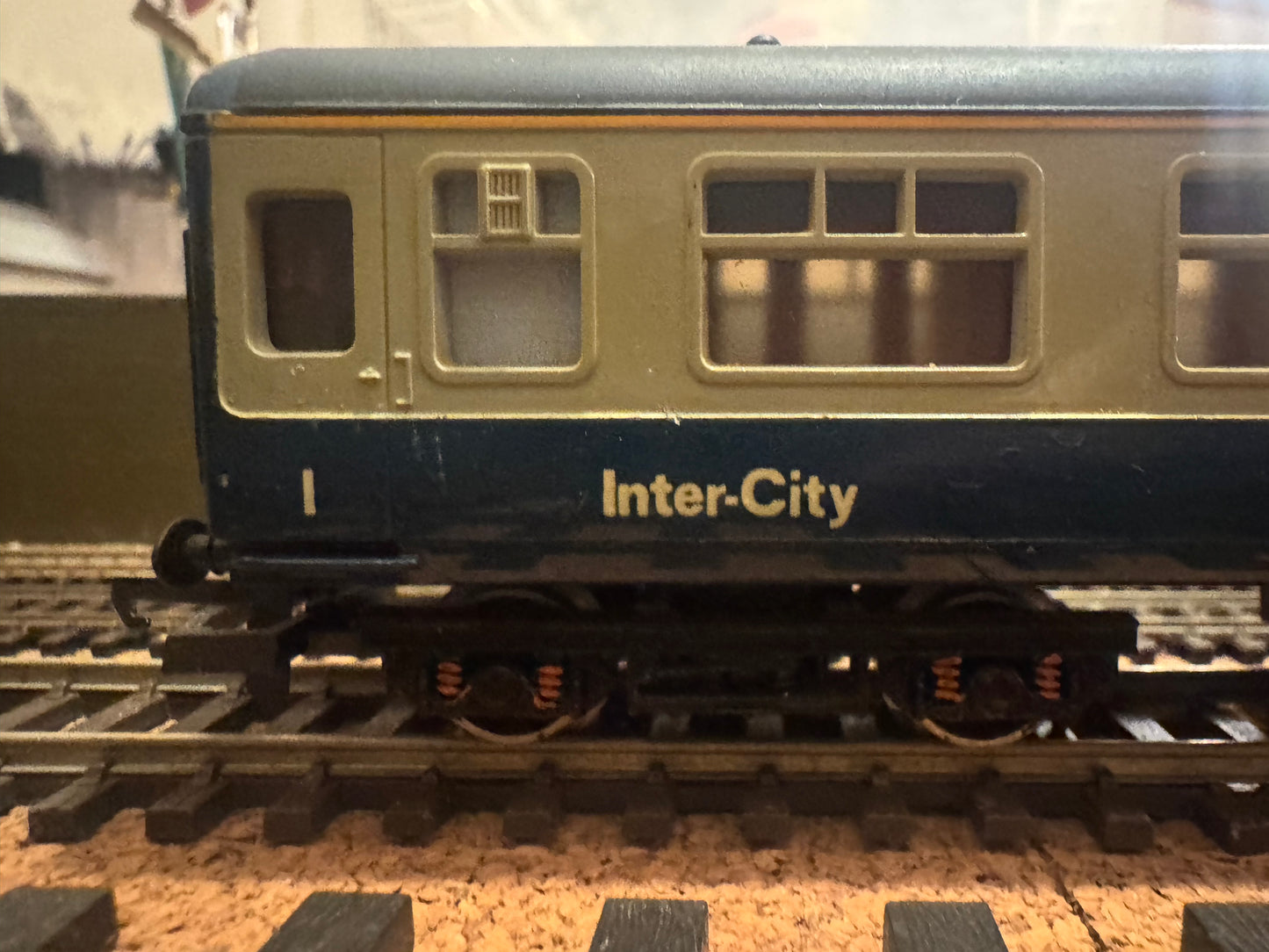 Lima 305301 (OO) British Rail, MK2B Corridor First in BR Intercity Blue Grey. (No Running Number) Gloss Finish