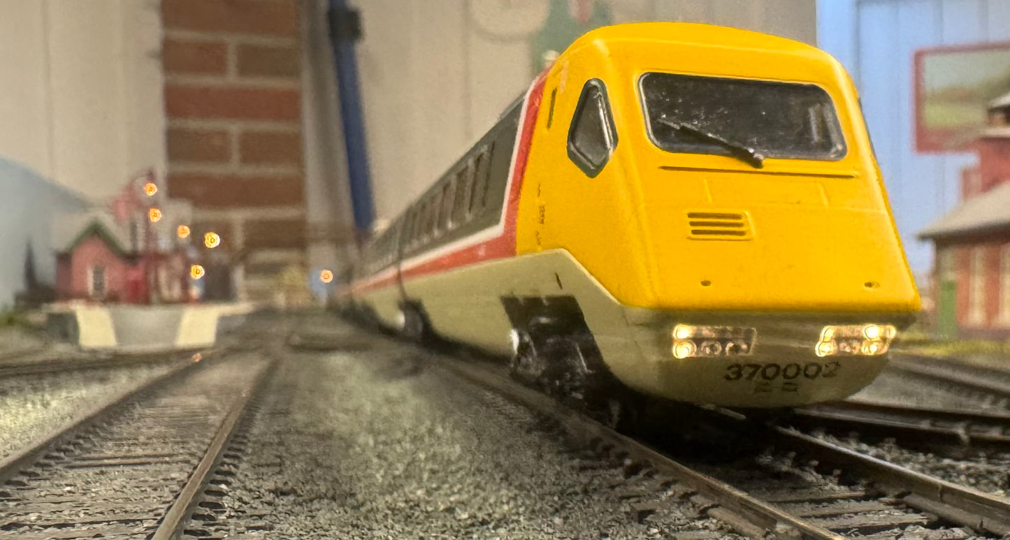 Hornby 30104 (OO) British Rail Class 370, Advanced Passenger Train No.370002 in BR Intercity livery, 5 car set. DCC Ready