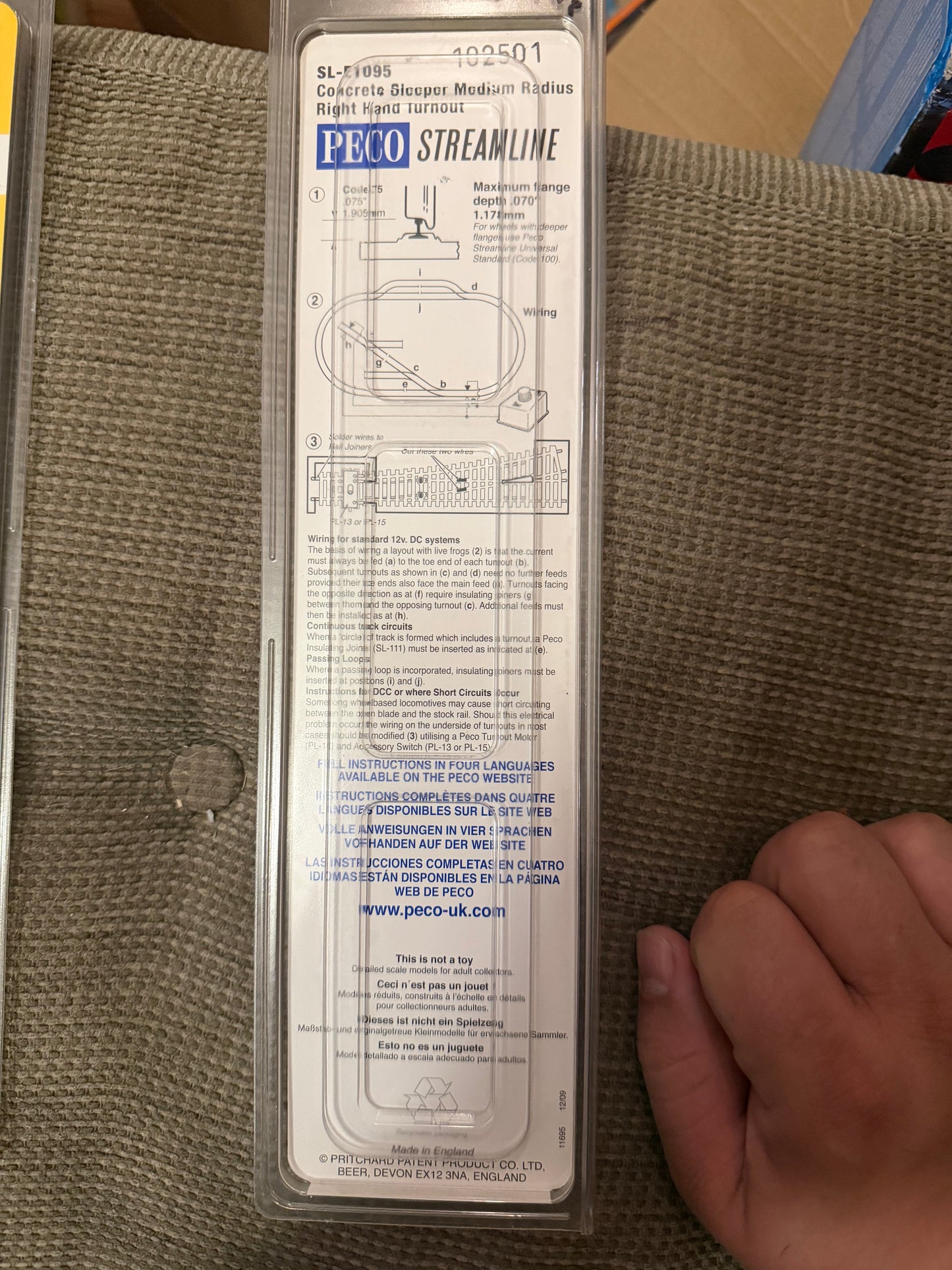 Peco Streamline SL-E1095 (OO / HO) Code 75, Concrete Sleeper Medium Radius Righthand Electrofrog point.