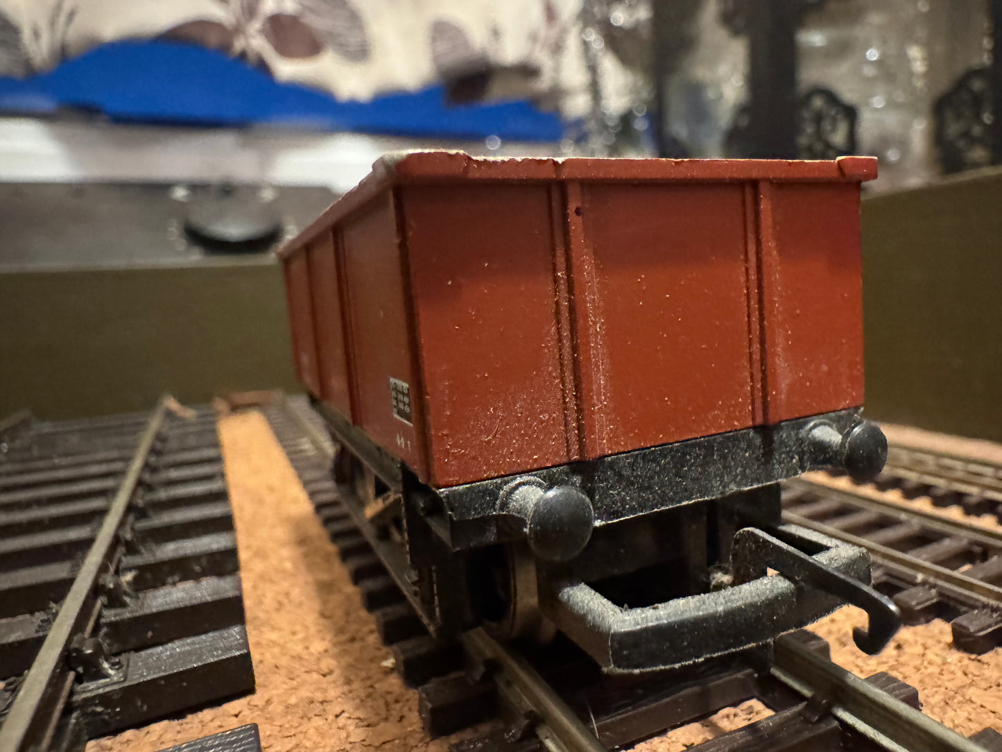 Hornby R.239 (OO) British Railways 26T Mineral Wagon (Stone) No.B388437 in BR Bauxite.